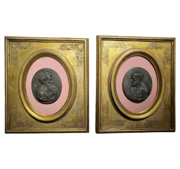 Medaglioni in Gesso dei Santi Pietro e Paolo del XX Secolo in Cornici Ovali Dorate con Pannelli di Seta