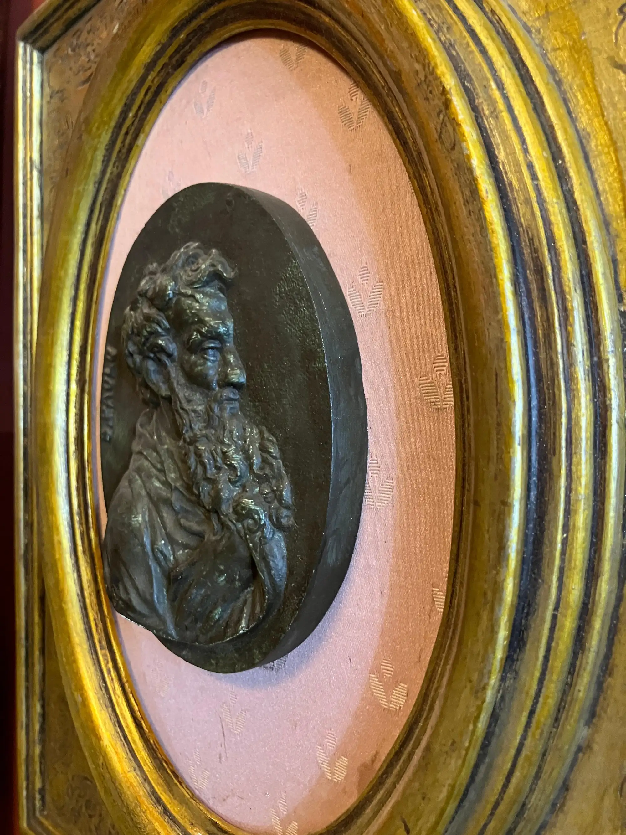 Medaglioni in Gesso dei Santi Pietro e Paolo del XX Secolo in Cornici Ovali Dorate con Pannelli di Seta - immagine 10