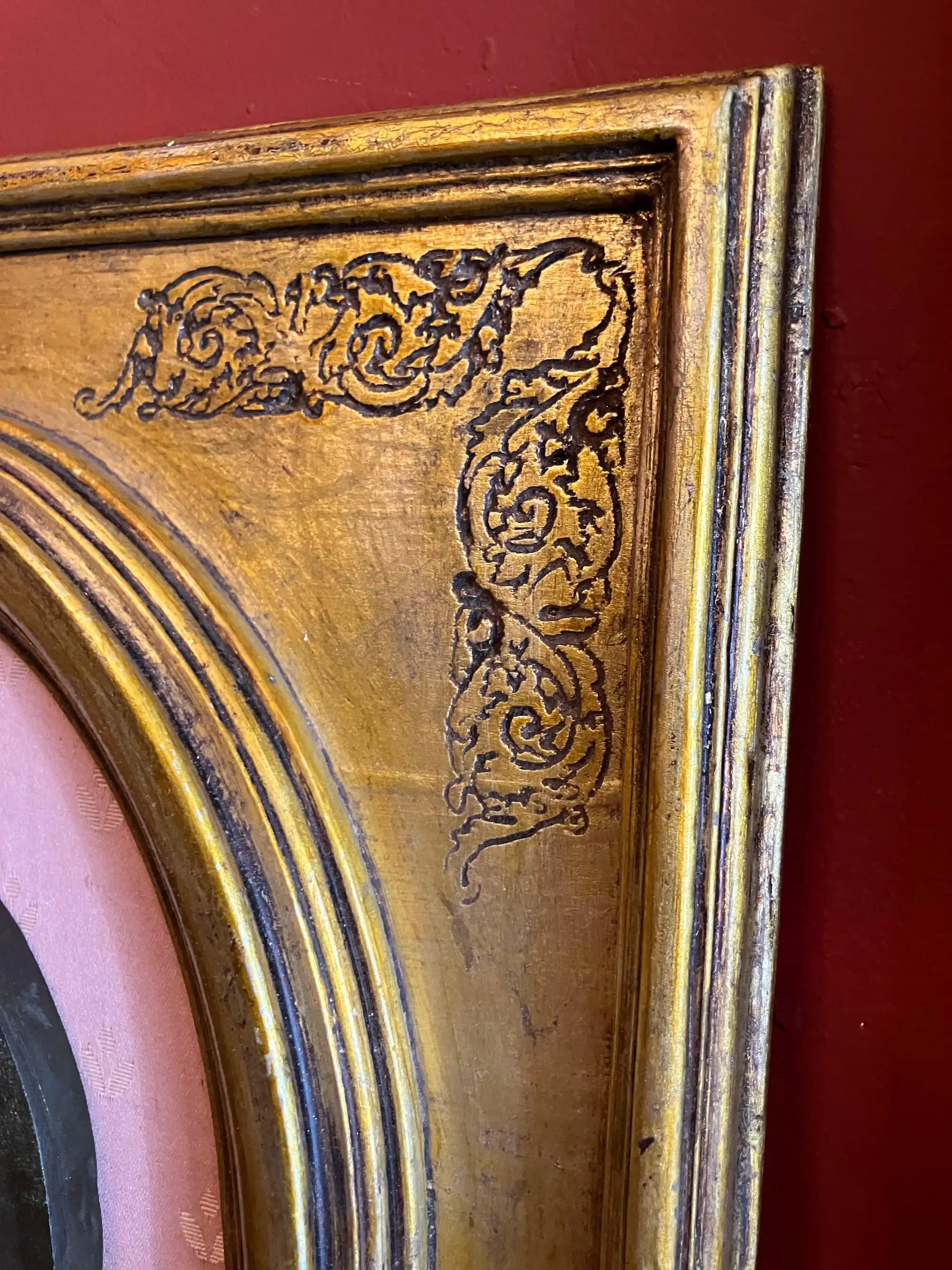 Medaglioni in Gesso dei Santi Pietro e Paolo del XX Secolo in Cornici Ovali Dorate con Pannelli di Seta - immagine 12