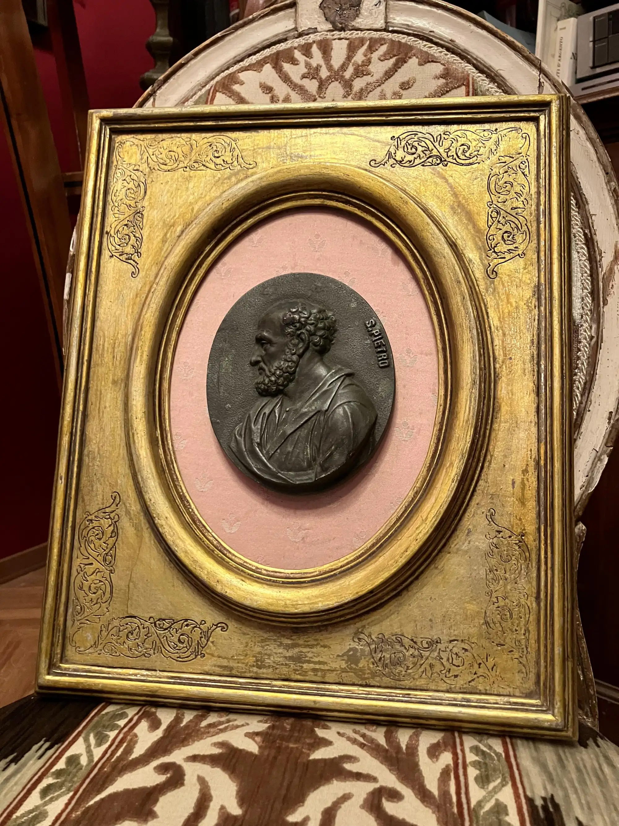 Medaglioni in Gesso dei Santi Pietro e Paolo del XX Secolo in Cornici Ovali Dorate con Pannelli di Seta - immagine 14
