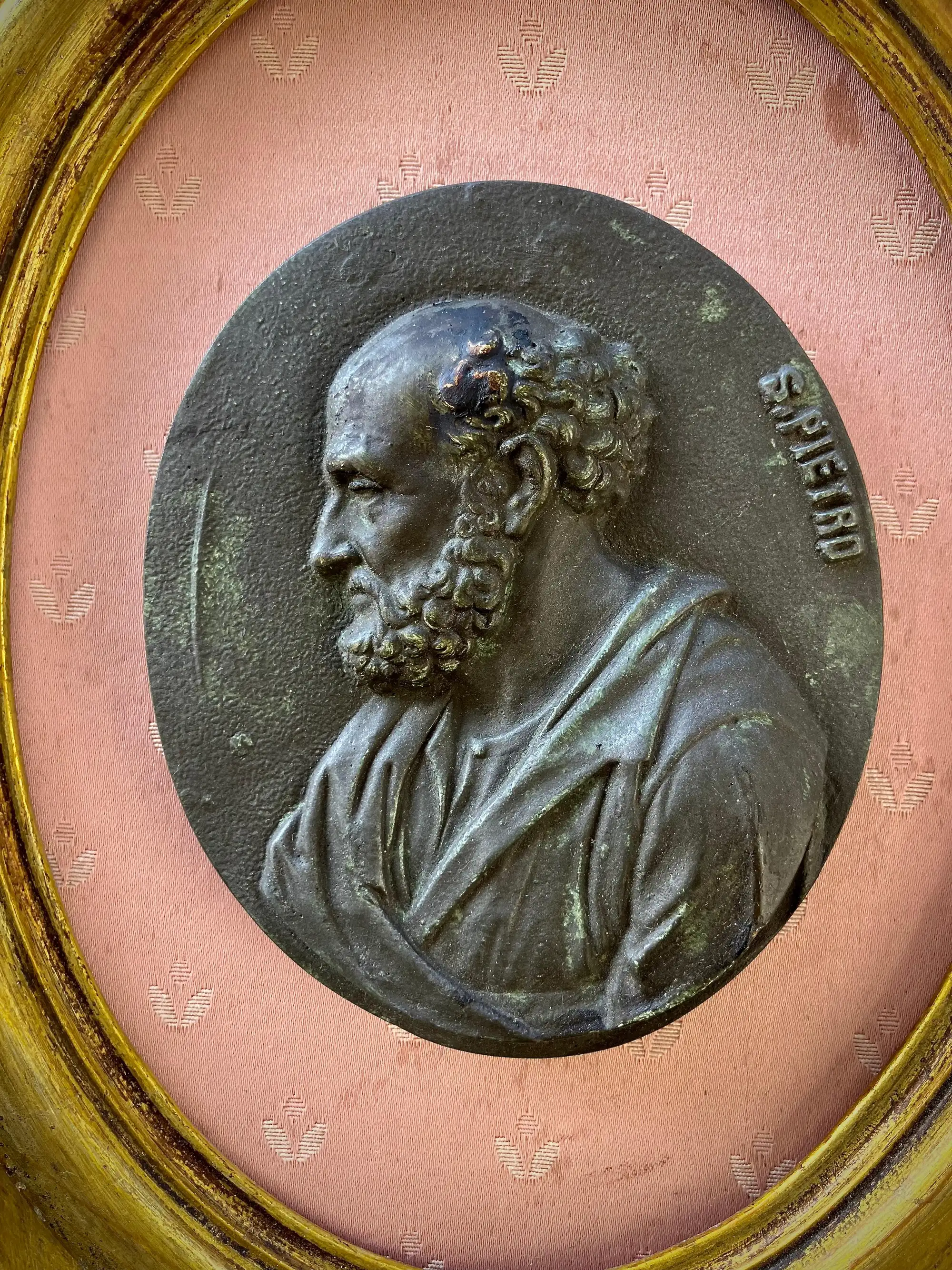 Medaglioni in Gesso dei Santi Pietro e Paolo del XX Secolo in Cornici Ovali Dorate con Pannelli di Seta - immagine 16
