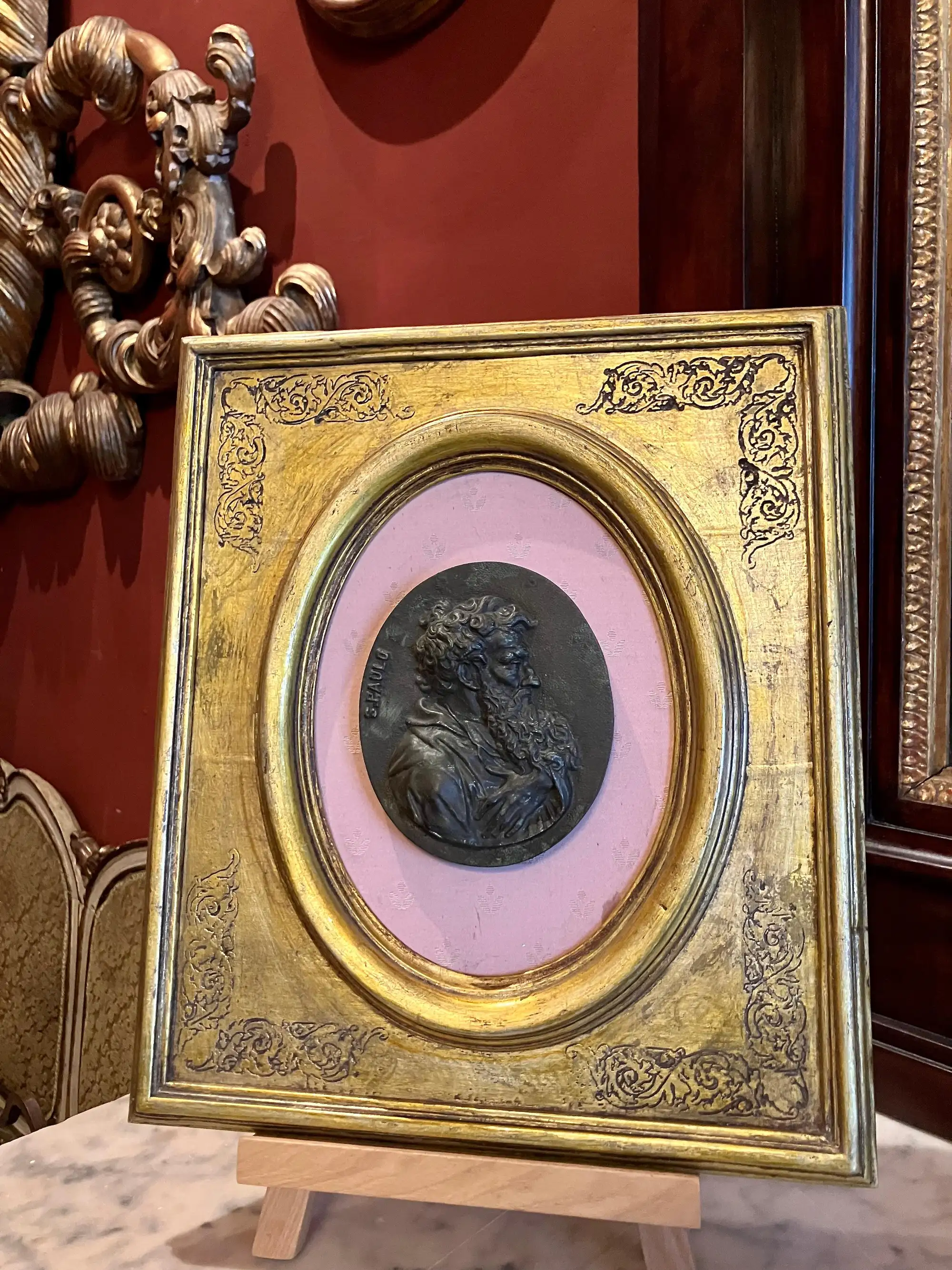 Medaglioni in Gesso dei Santi Pietro e Paolo del XX Secolo in Cornici Ovali Dorate con Pannelli di Seta - immagine 17