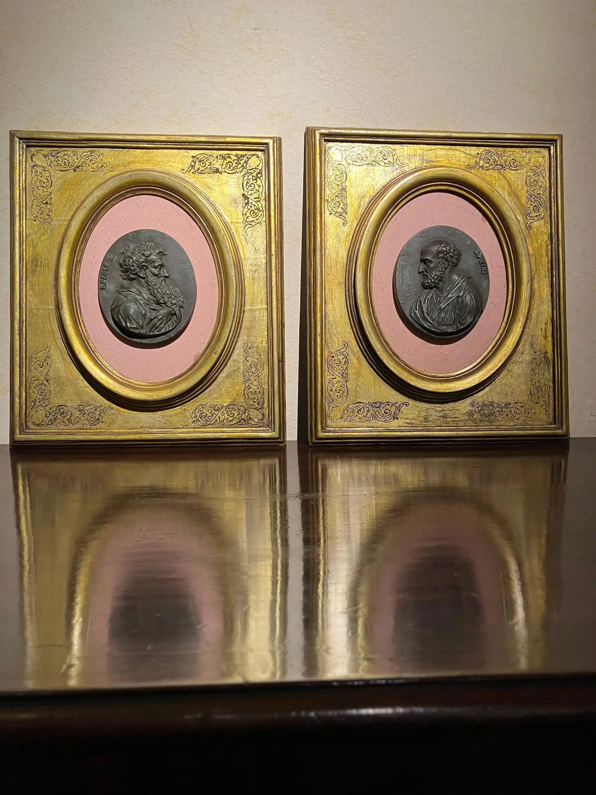 Medaglioni in Gesso dei Santi Pietro e Paolo del XX Secolo in Cornici Ovali Dorate con Pannelli di Seta - immagine 2