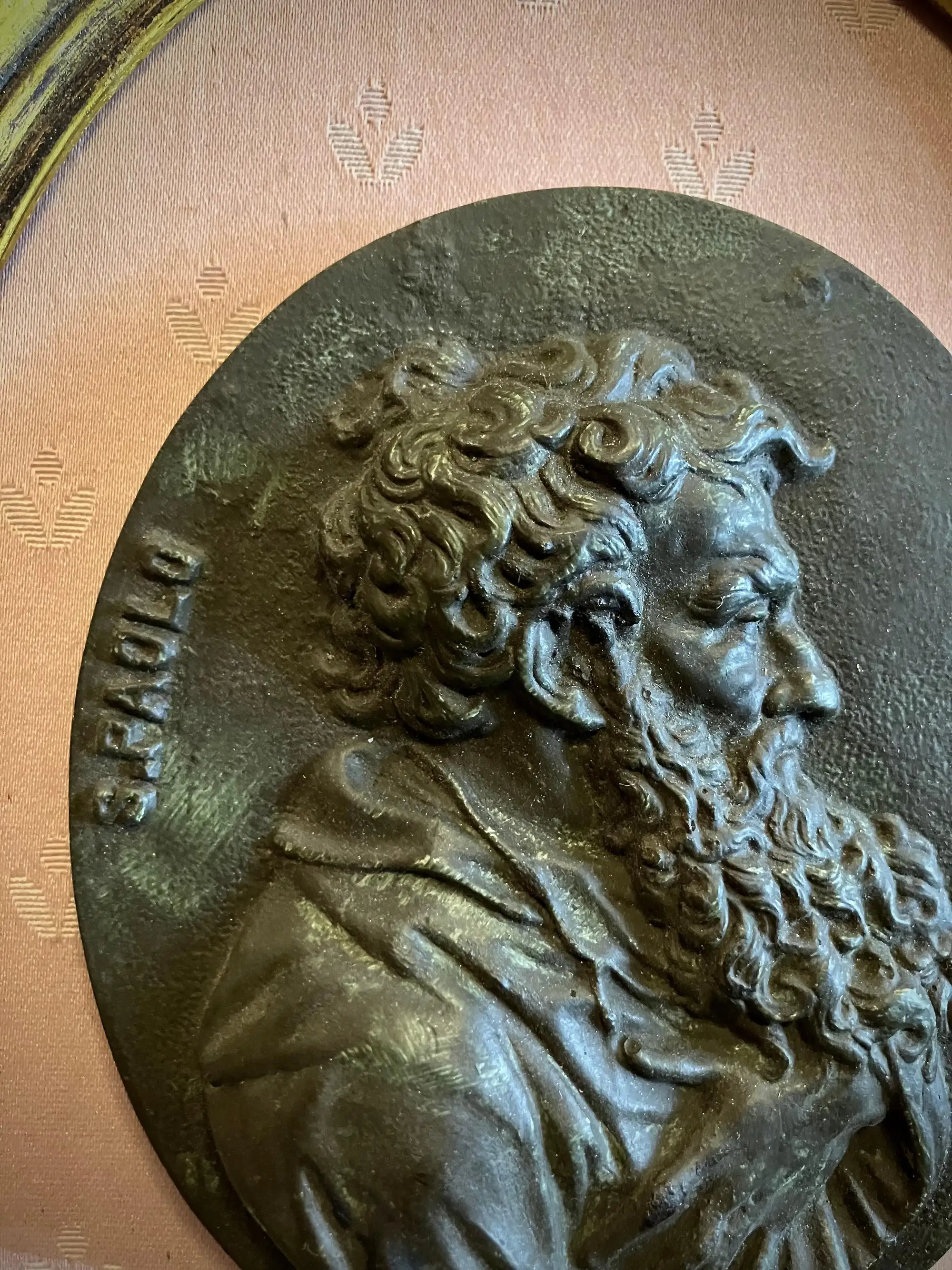 Medaglioni in Gesso dei Santi Pietro e Paolo del XX Secolo in Cornici Ovali Dorate con Pannelli di Seta - immagine 5