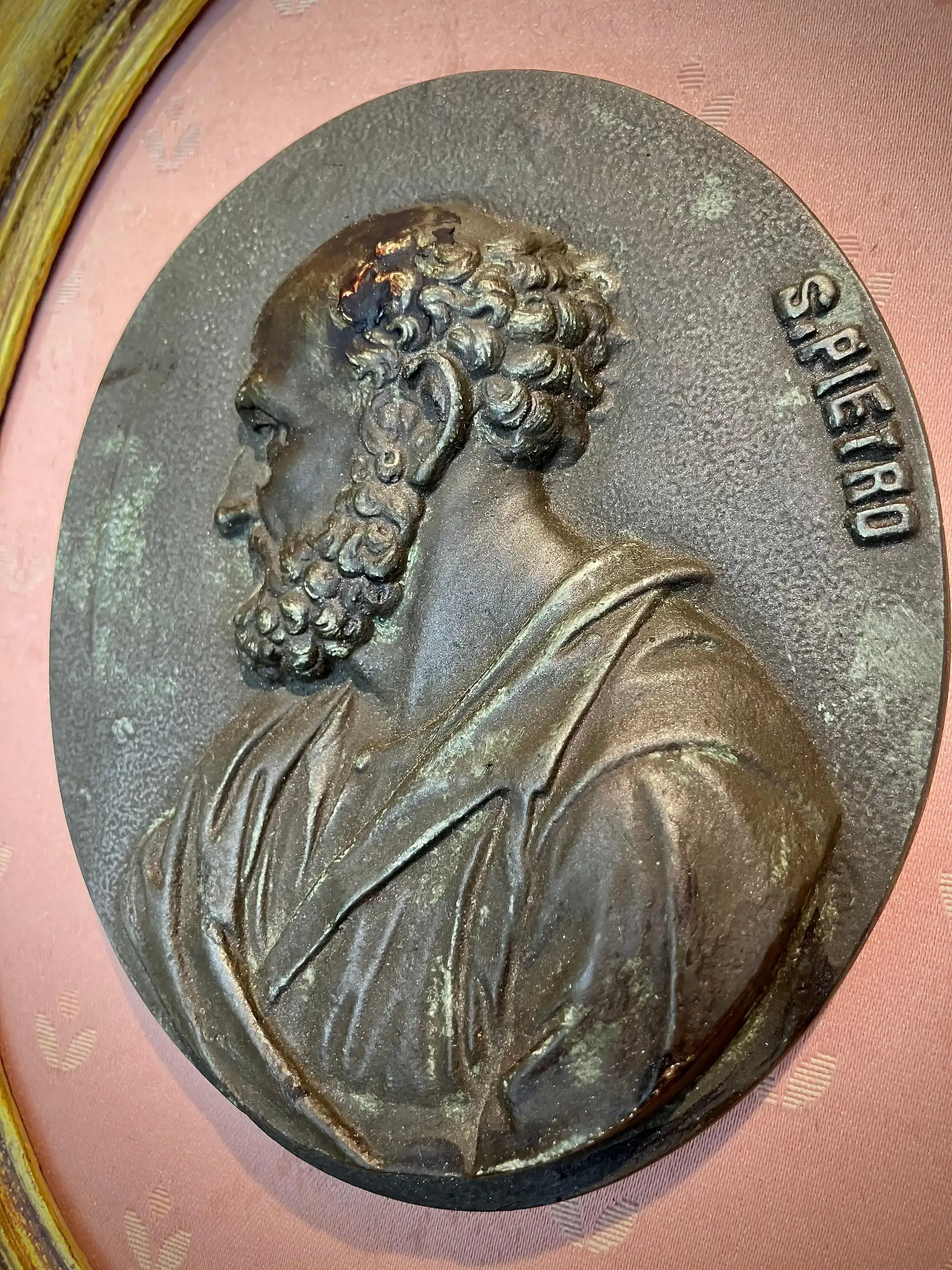 Medaglioni in Gesso dei Santi Pietro e Paolo del XX Secolo in Cornici Ovali Dorate con Pannelli di Seta - immagine 6