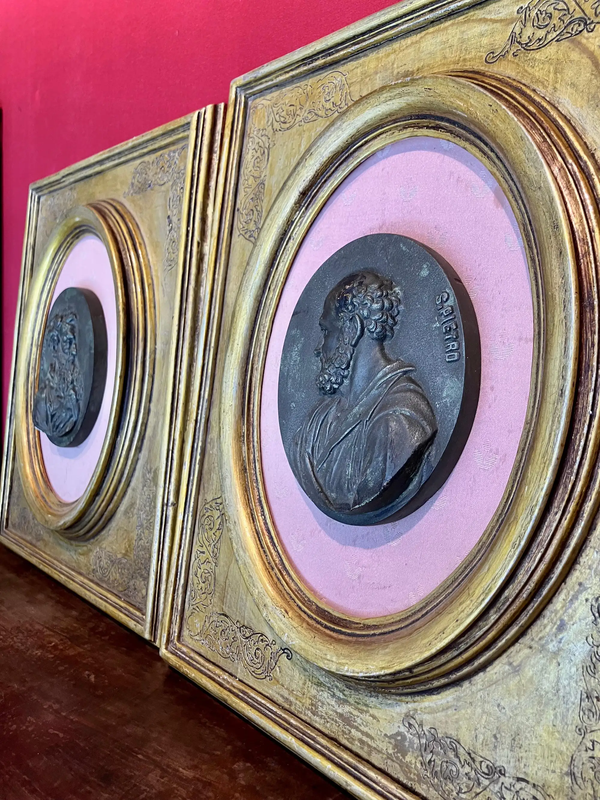 Medaglioni in Gesso dei Santi Pietro e Paolo del XX Secolo in Cornici Ovali Dorate con Pannelli di Seta - immagine 7