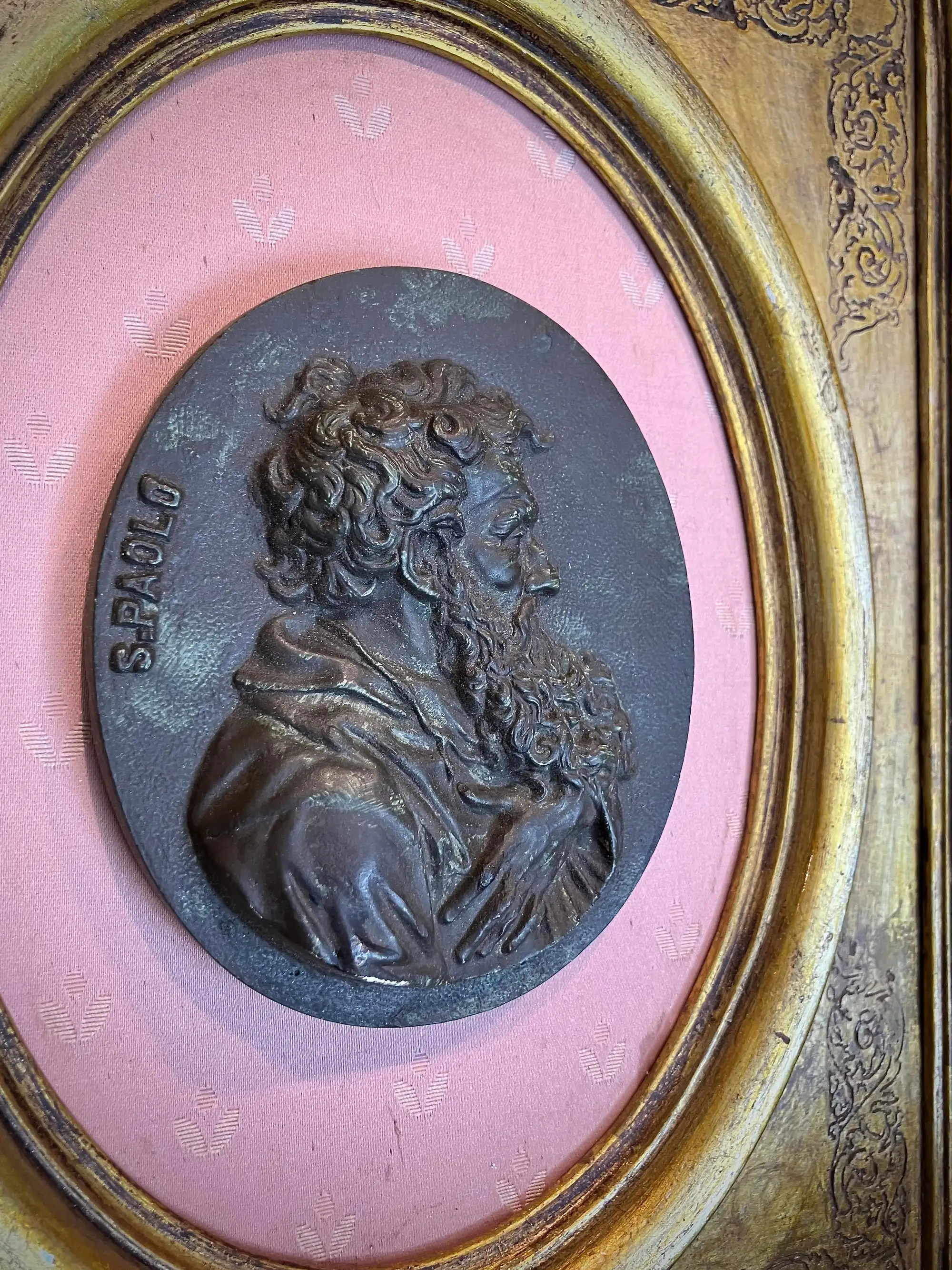 Medaglioni in Gesso dei Santi Pietro e Paolo del XX Secolo in Cornici Ovali Dorate con Pannelli di Seta - immagine 8