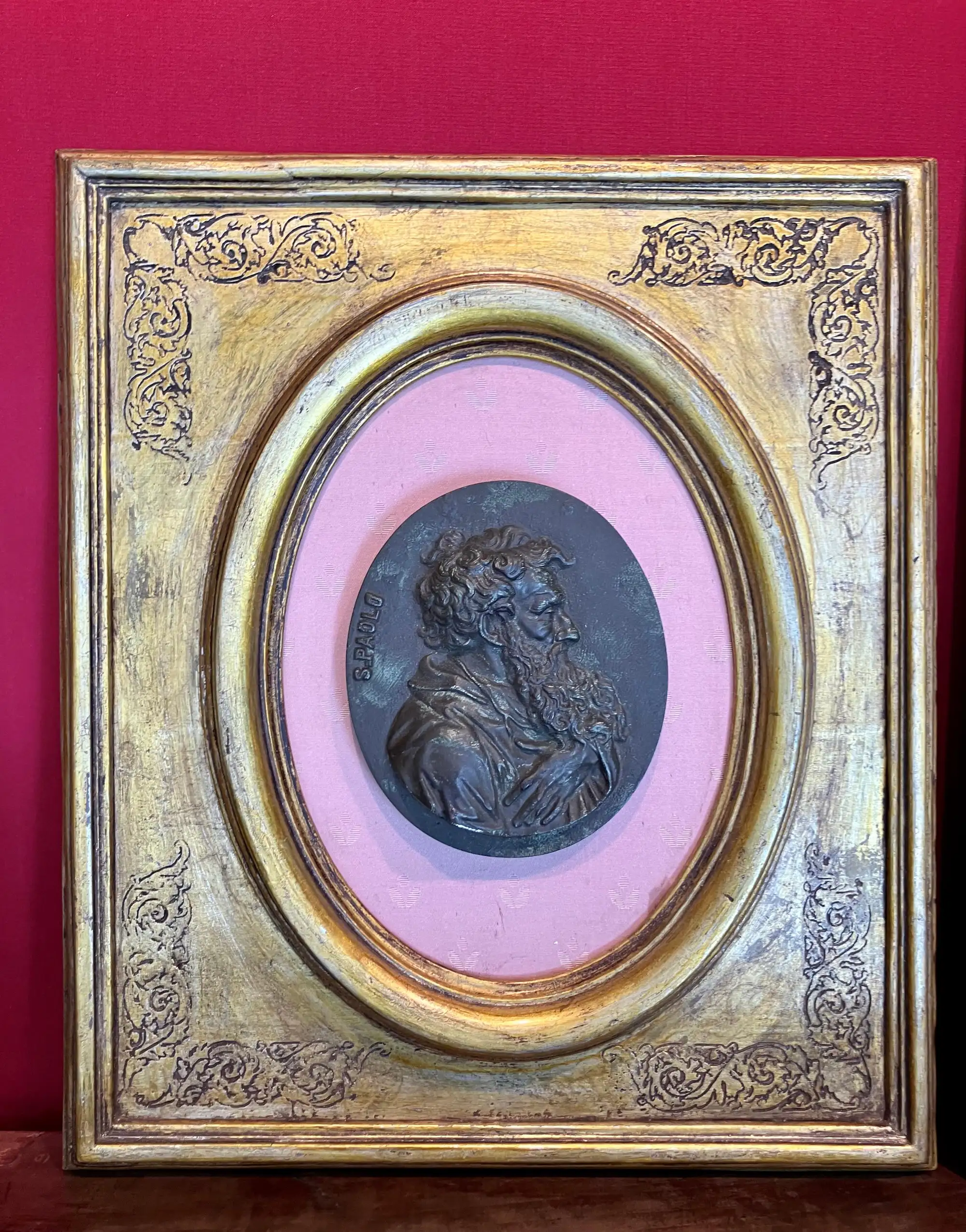 Medaglioni in Gesso dei Santi Pietro e Paolo del XX Secolo in Cornici Ovali Dorate con Pannelli di Seta - immagine 9