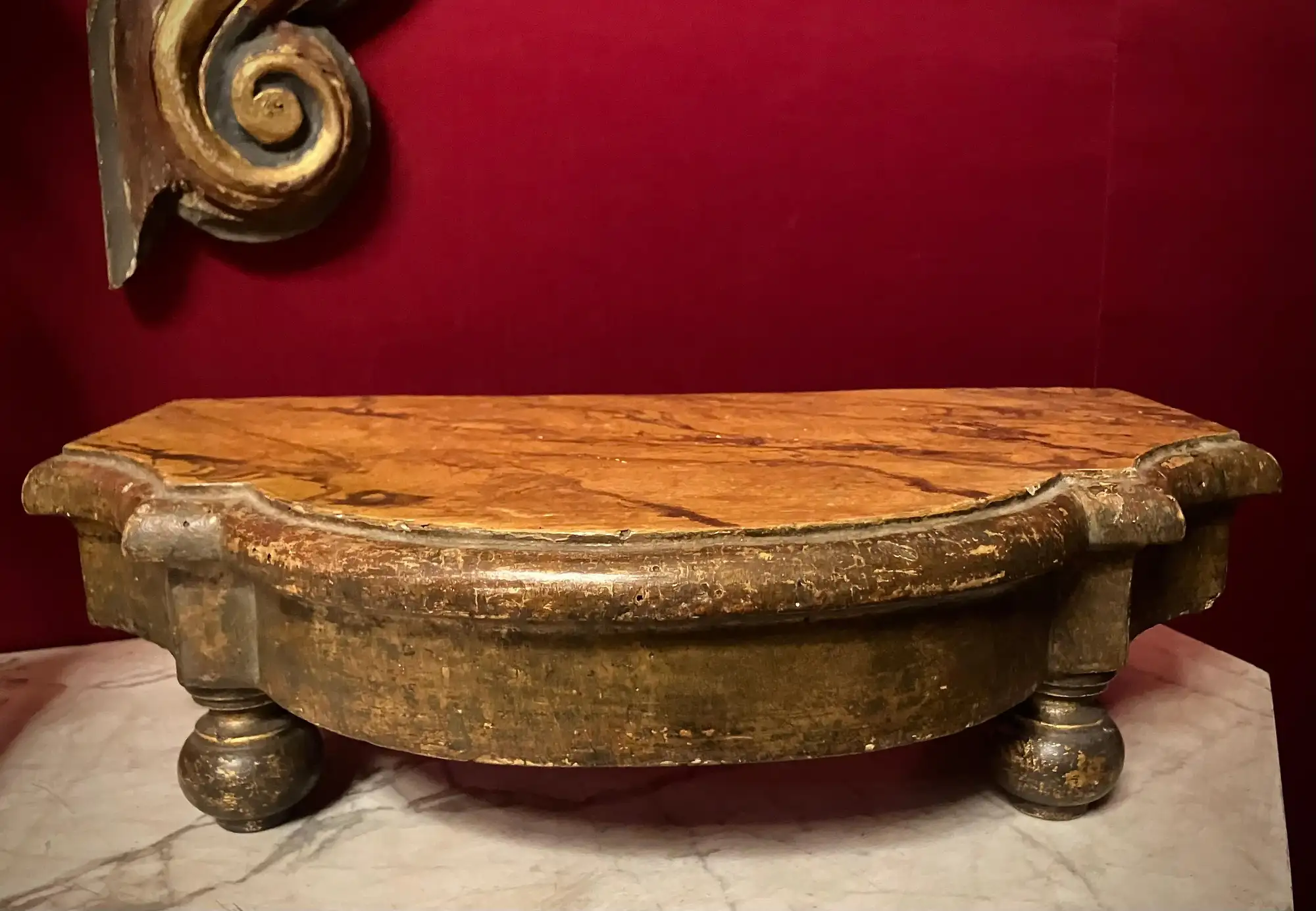 Base Espositiva Italiana del XIX Secolo, Legno Dorato e Laccato con Piano in Finto Marmo - immagine 2