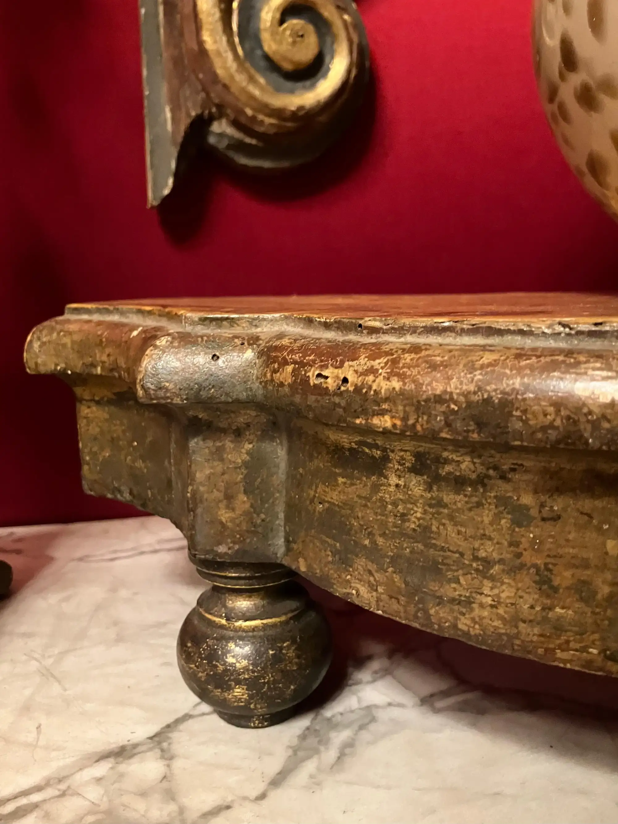 Base Espositiva Italiana del XIX Secolo, Legno Dorato e Laccato con Piano in Finto Marmo - immagine 4
