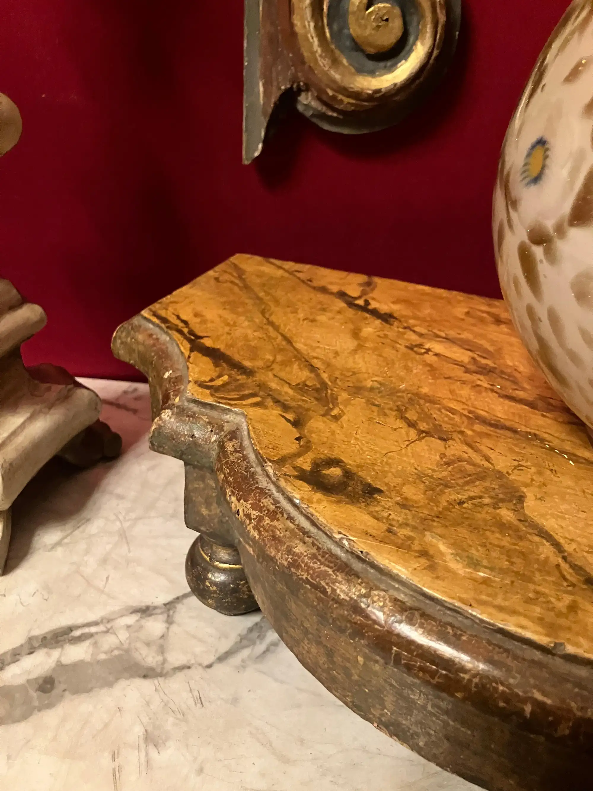 Base Espositiva Italiana del XIX Secolo, Legno Dorato e Laccato con Piano in Finto Marmo - immagine 5
