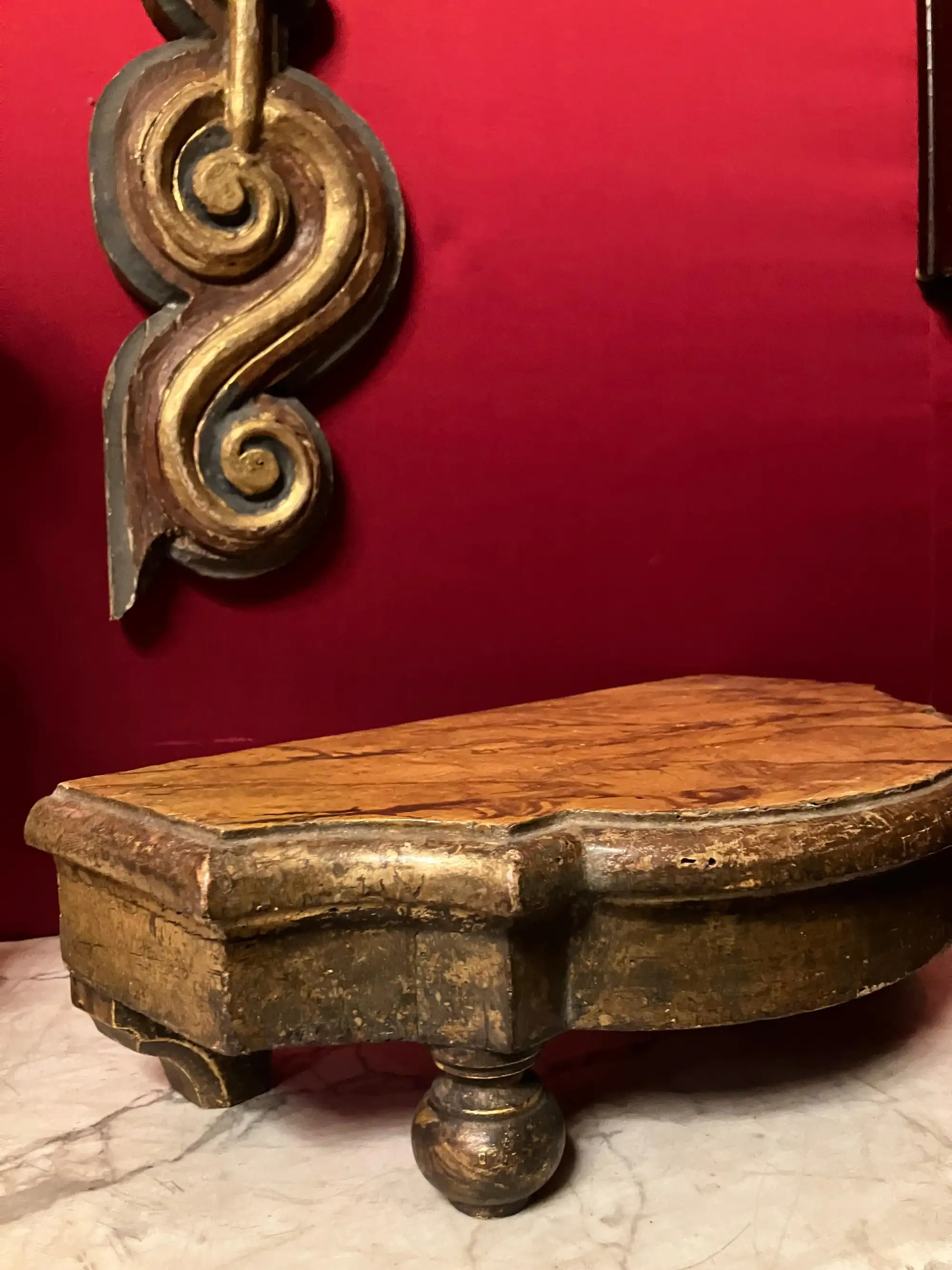 Base Espositiva Italiana del XIX Secolo, Legno Dorato e Laccato con Piano in Finto Marmo - immagine 7