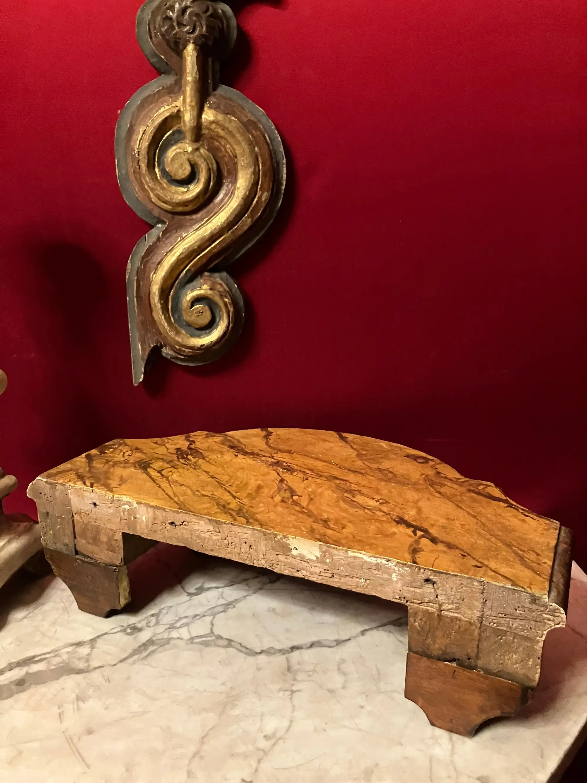 Base Espositiva Italiana del XIX Secolo, Legno Dorato e Laccato con Piano in Finto Marmo - immagine 8
