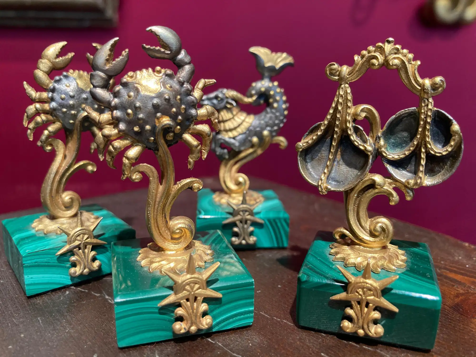 Set di Quattro Portabiglietti da Visita con Segni dello Zodiaco in Argento 800 Dorato con Malachite - immagine 10