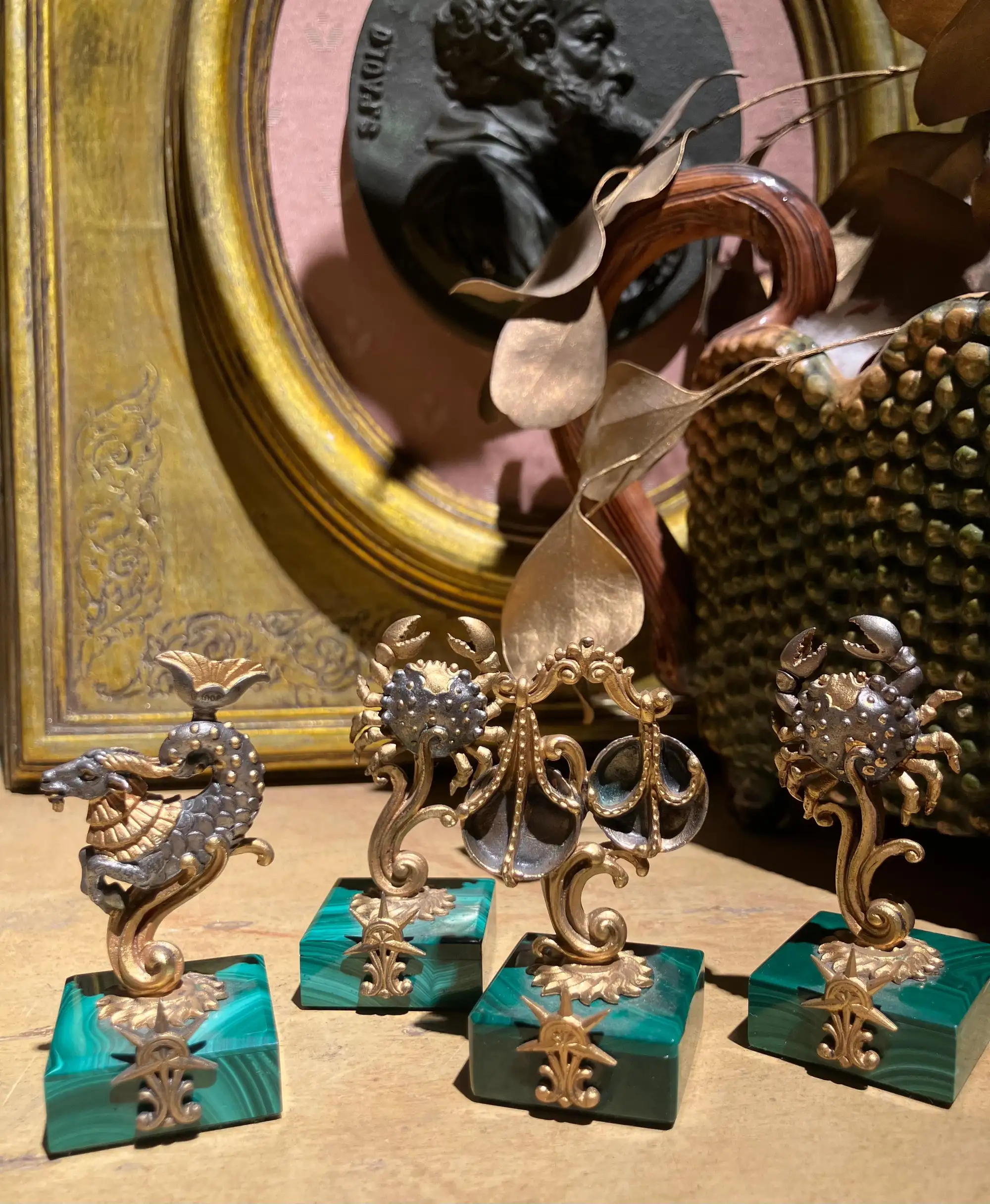 Set di Quattro Portabiglietti da Visita con Segni dello Zodiaco in Argento 800 Dorato con Malachite - immagine 2