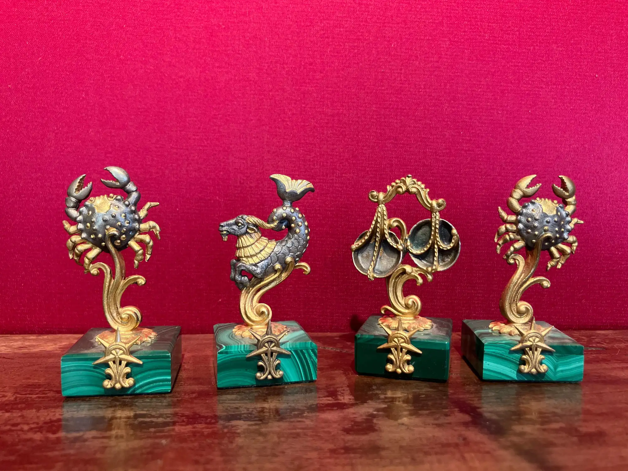 Set di Quattro Portabiglietti da Visita con Segni dello Zodiaco in Argento 800 Dorato con Malachite - immagine 3
