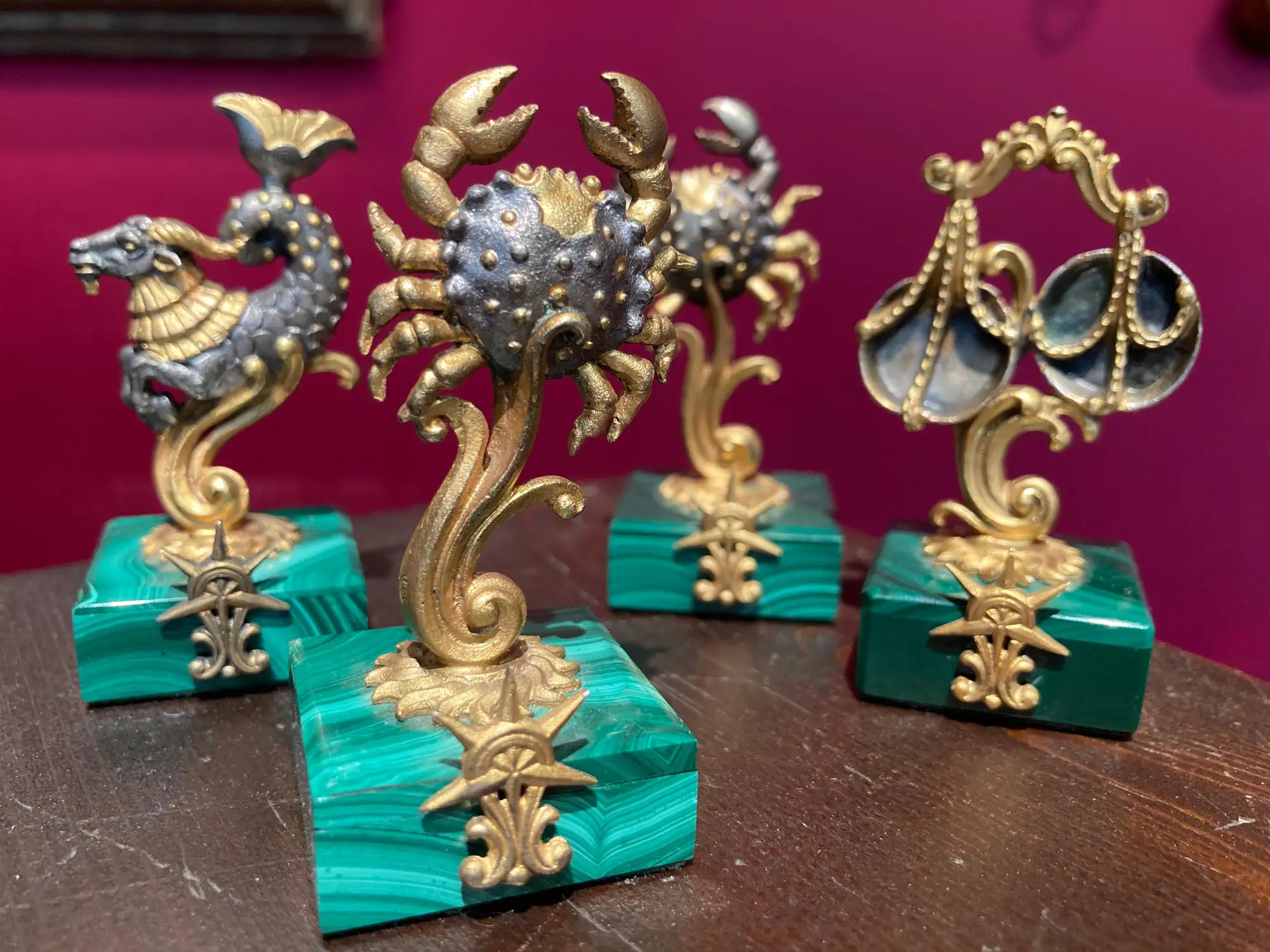 Set di Quattro Portabiglietti da Visita con Segni dello Zodiaco in Argento 800 Dorato con Malachite - immagine 9