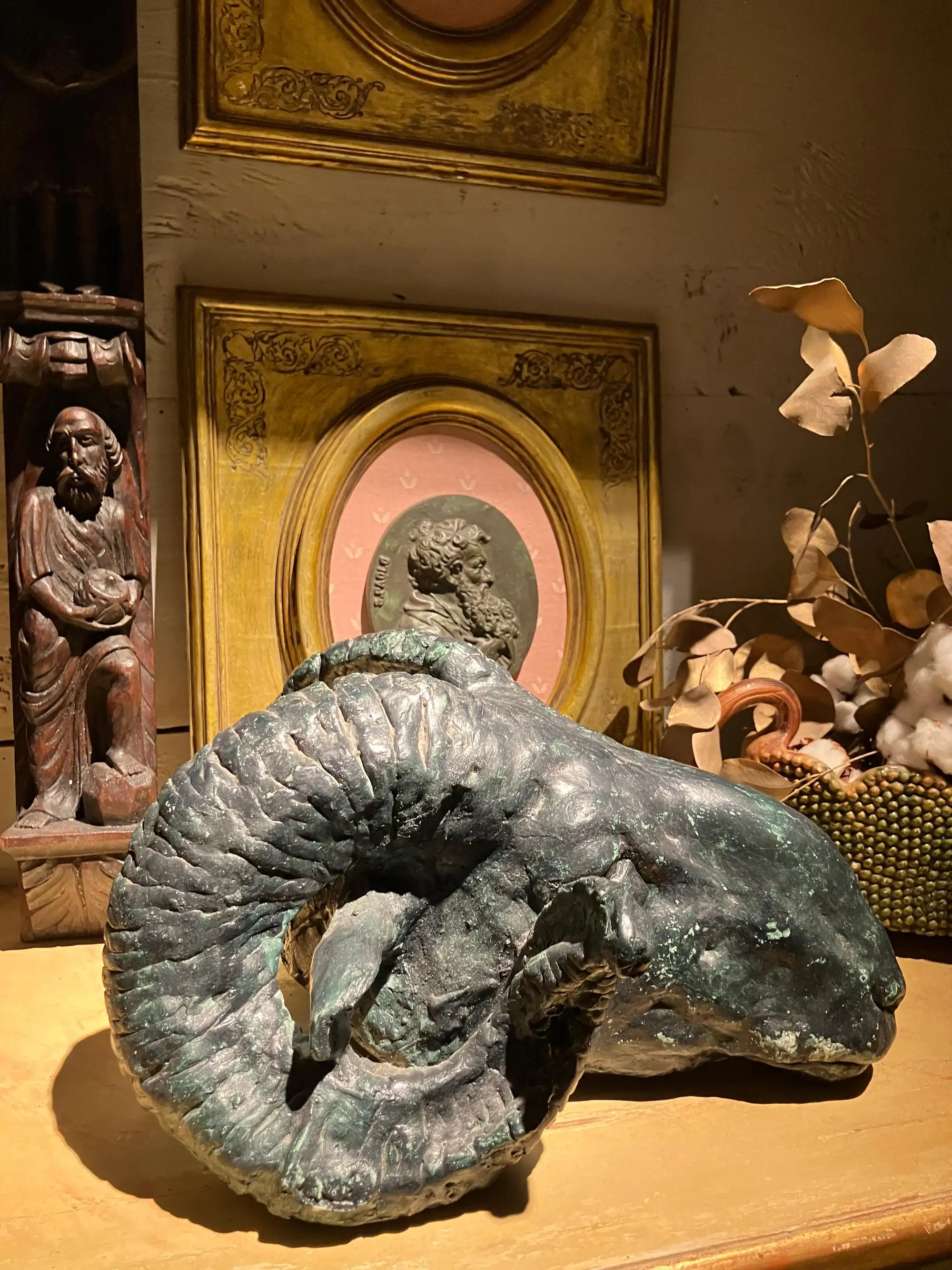 Scultura di Testa di Ariete di Gusto Neoclassico in Gesso Patinato - immagine 10