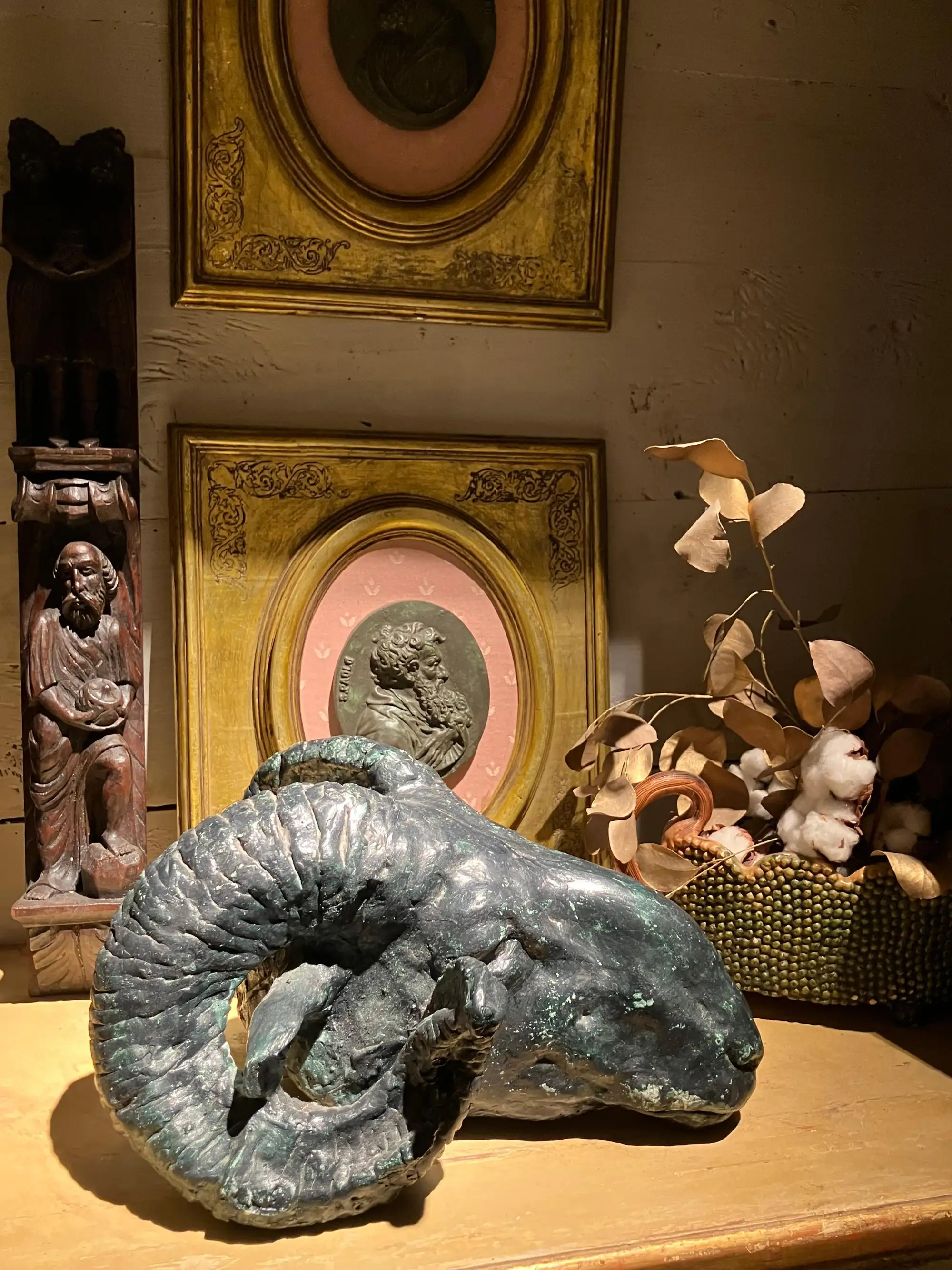 Scultura di Testa di Ariete di Gusto Neoclassico in Gesso Patinato - immagine 2