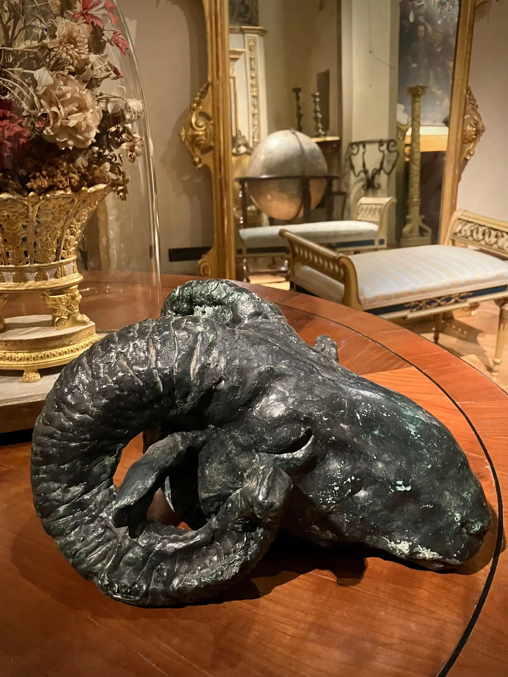 Scultura di Testa di Ariete di Gusto Neoclassico in Gesso Patinato - immagine 3