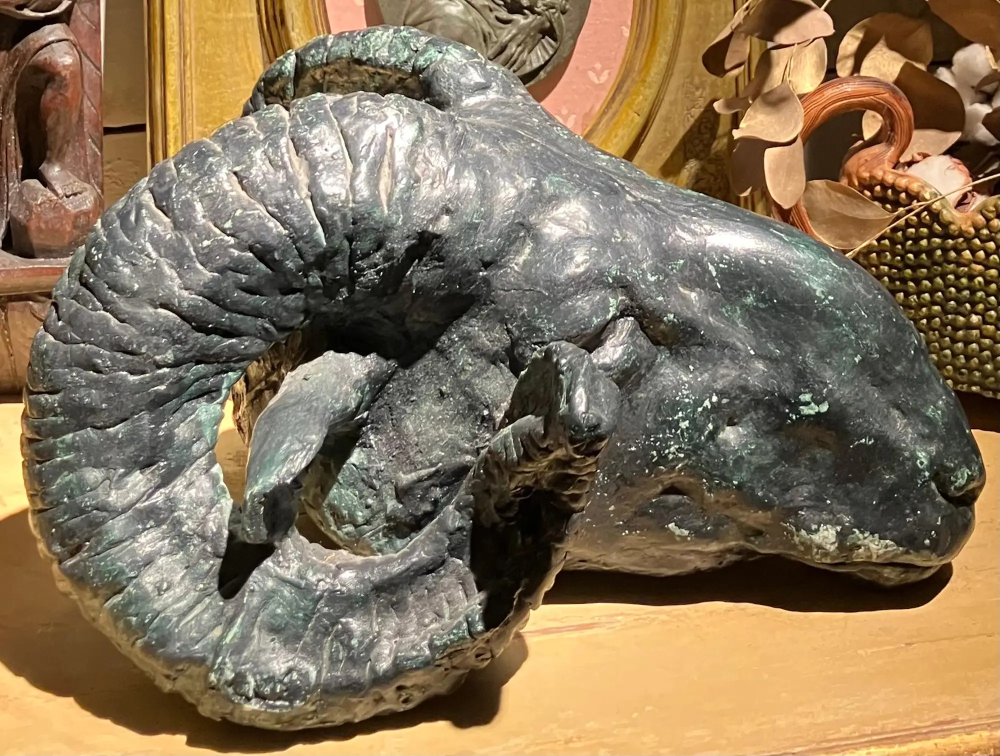 Scultura di Testa di Ariete di Gusto Neoclassico in Gesso Patinato - immagine 4