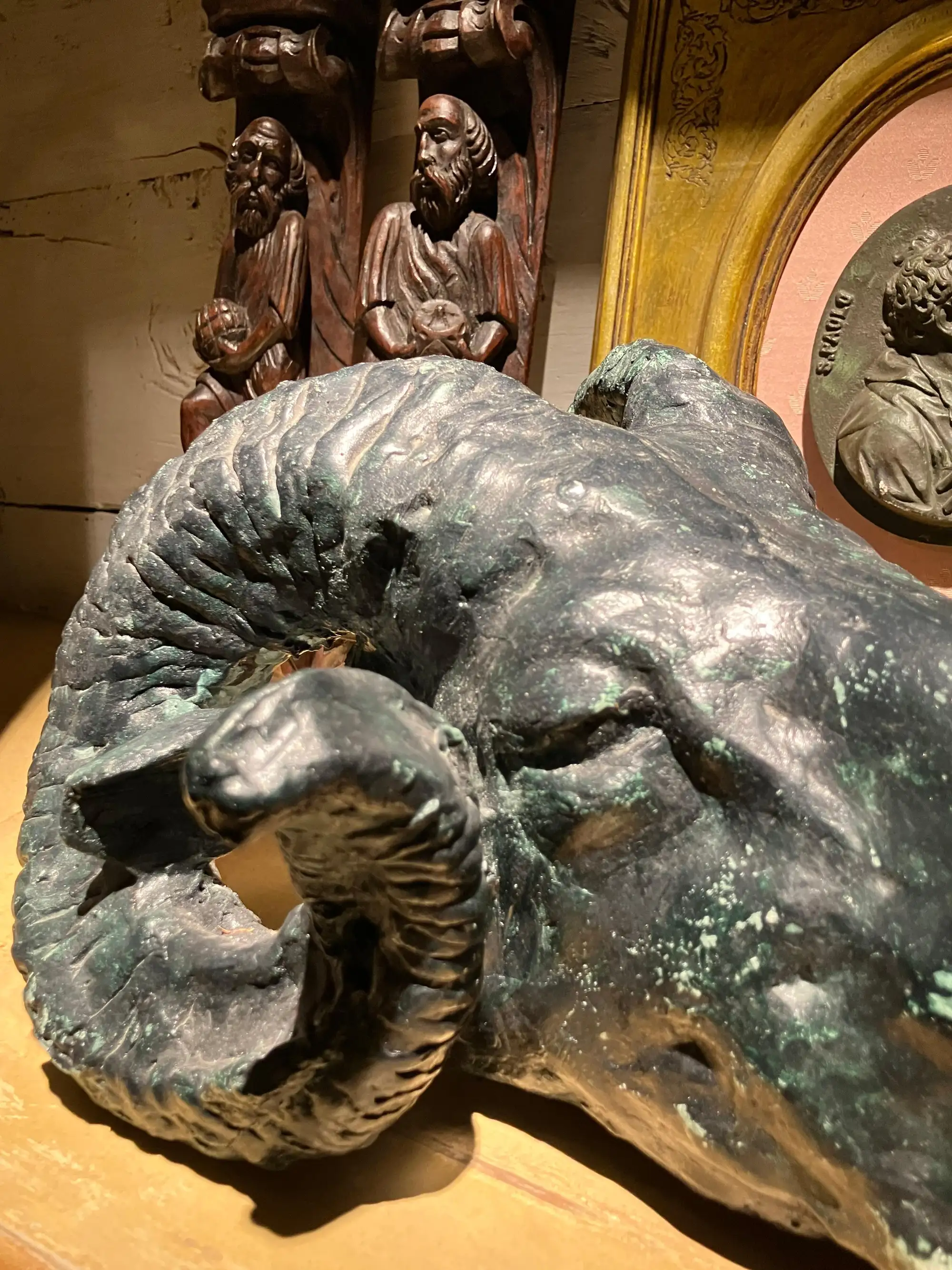 Scultura di Testa di Ariete di Gusto Neoclassico in Gesso Patinato - immagine 5