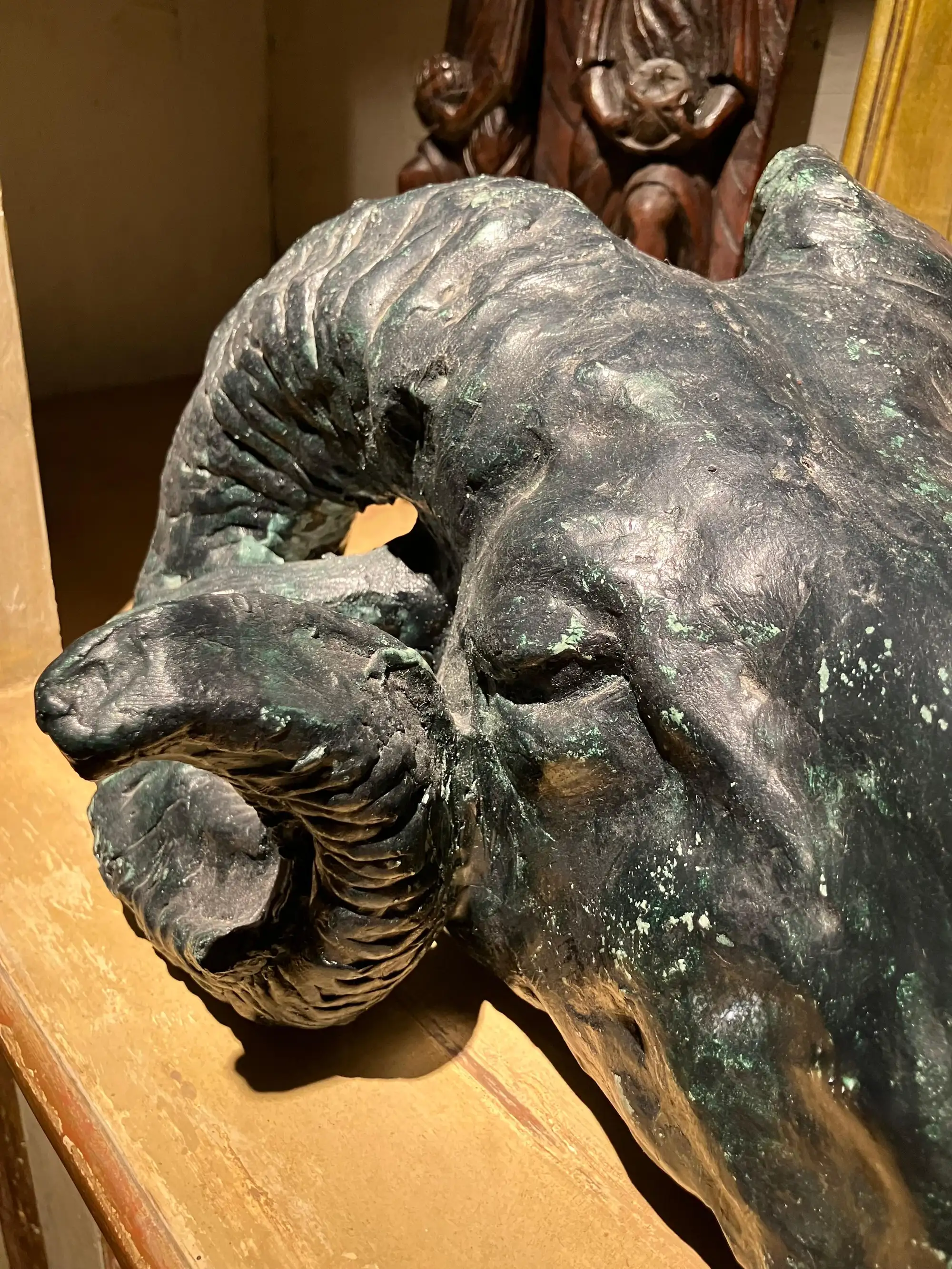 Scultura di Testa di Ariete di Gusto Neoclassico in Gesso Patinato - immagine 6