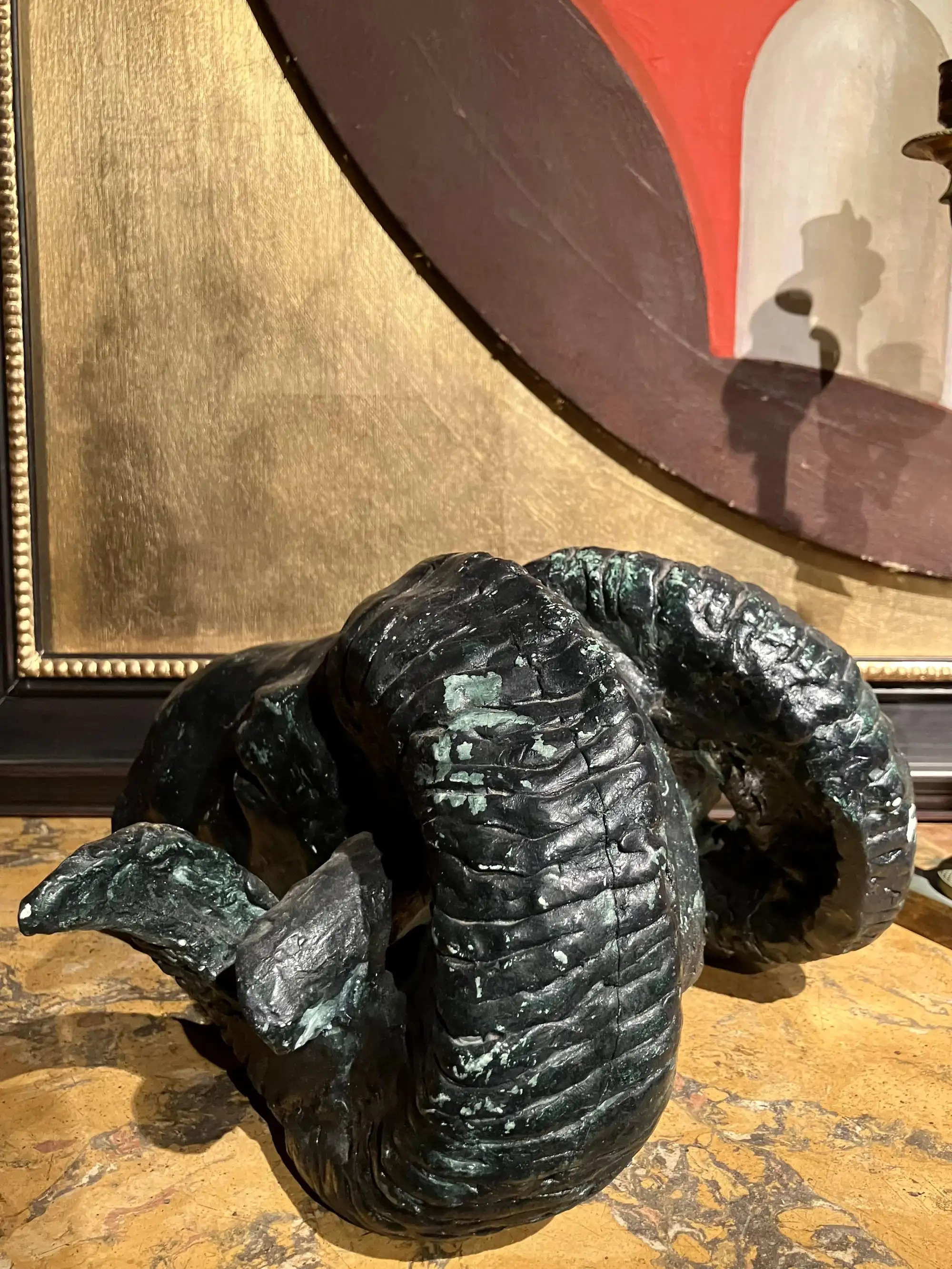 Scultura di Testa di Ariete di Gusto Neoclassico in Gesso Patinato - immagine 7
