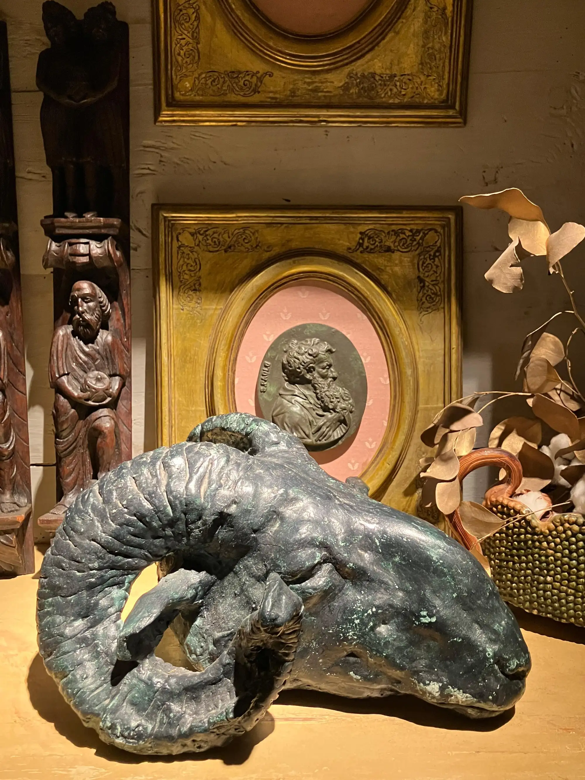 Scultura di Testa di Ariete di Gusto Neoclassico in Gesso Patinato - immagine 8