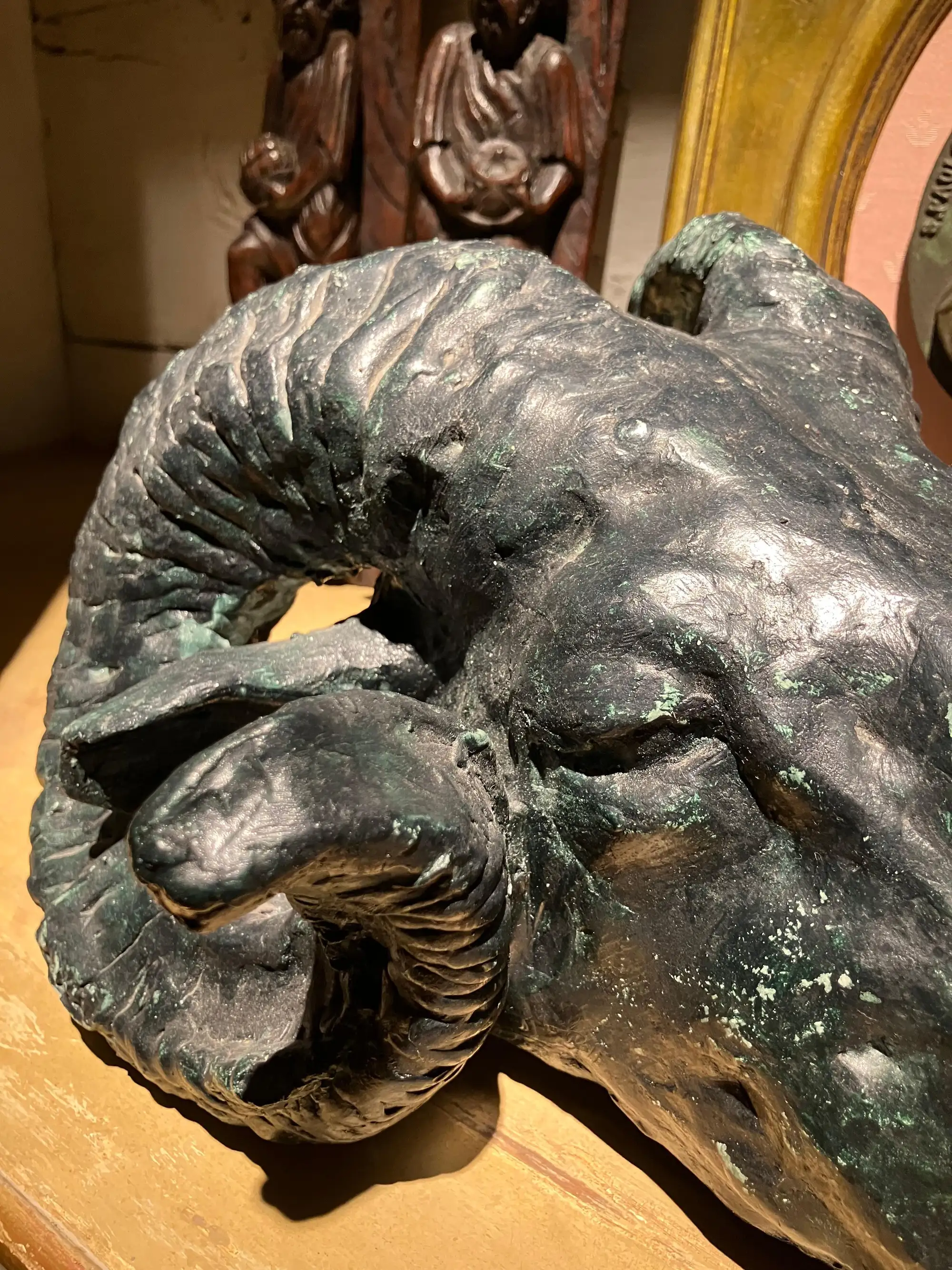 Scultura di Testa di Ariete di Gusto Neoclassico in Gesso Patinato - immagine 9